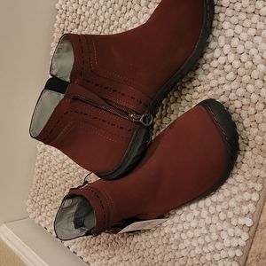 NWT-BOOTS JUNO JBU(JAMBU) RED WOMENS SZ8